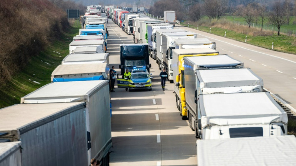 Lastwagenfahrer stirbt in Hessen bei Arbeitsunfall - Ursache unklar