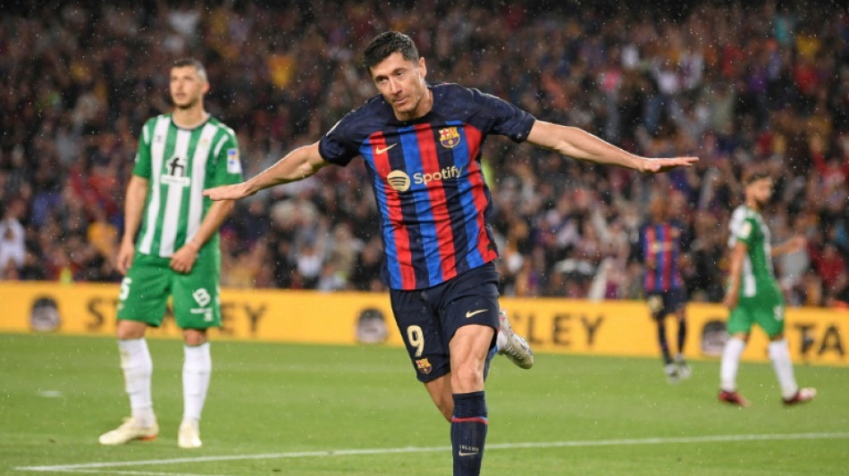 Barça goleia Betis (4-0) e se aproxima do título; Real Madrid vence com hat-trick de Benzema