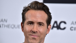 Hollywood honra a Ryan Reynolds, superhéroe convertido en dueño de modesto club de fútbol 