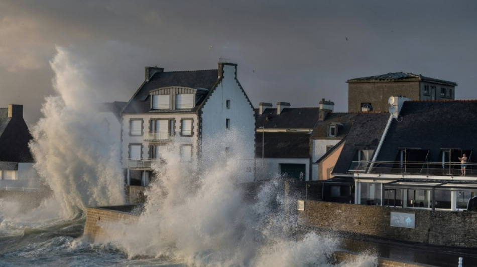 Alerte crues dans le Sud-Ouest, la vigilance vagues-submersion maintenue en Manche