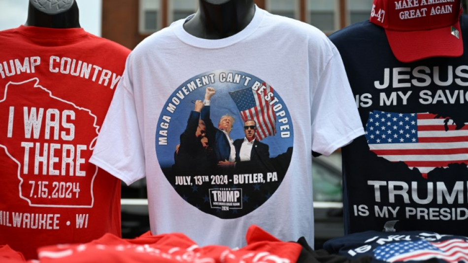 Imagem de Trump após sobreviver a tiros estampa camisetas 